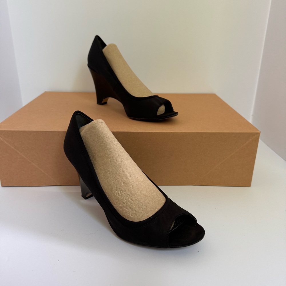 Vintage Bandolino Black Satin Patent Curved Wedge Open Toe Heels Size 8.5 GUC